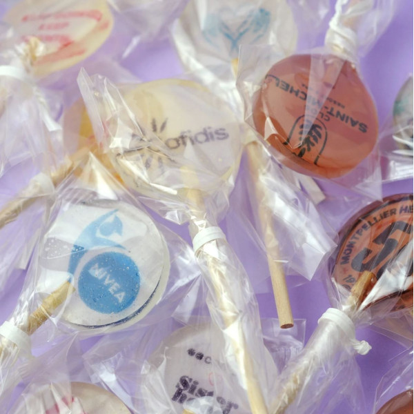 Sucette personnalisée impression dans le sucre "SOKERI"